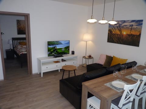 TV and multimedia, Living room, Seating area, Dining area