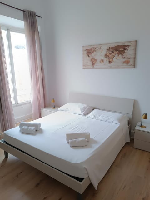 Photo of the whole room, Bedroom, towels