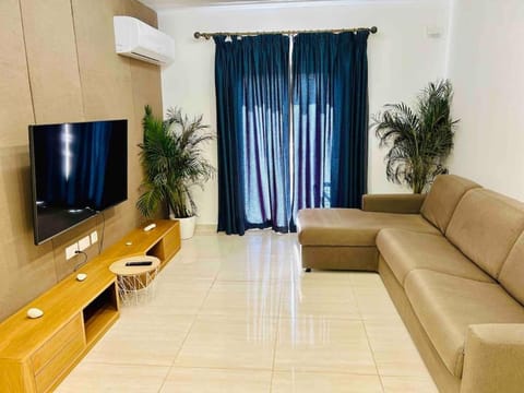 Communal lounge/ TV room, TV and multimedia, Living room, Seating area, Evening entertainment