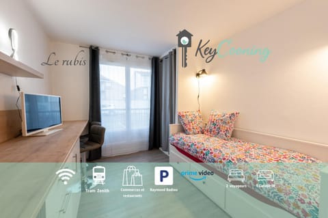 Bed, TV and multimedia, Photo of the whole room, Bedroom, Text overlay