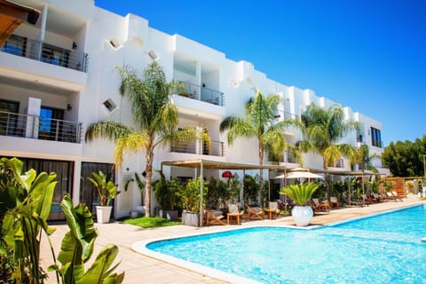Property building, Patio, Restaurant/places to eat, Spring, Day, Garden, Garden view, Pool view, Swimming pool, Breakfast, sunbed