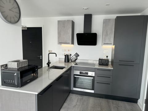 Coffee/tea facilities, Kitchen or kitchenette, dishwasher, oven, stove, toaster