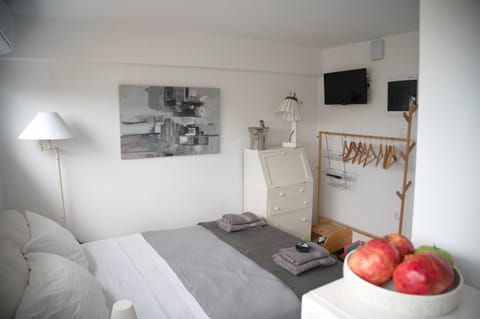 Bed, TV and multimedia, Photo of the whole room, Bedroom, towels