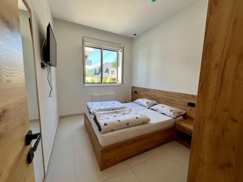 Bed, TV and multimedia, Photo of the whole room, Bedroom, towels, wardrobe