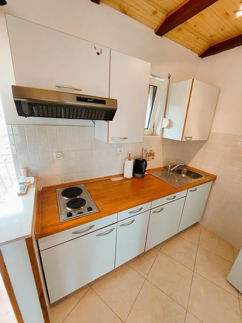 Kitchen or kitchenette, minibar, stove