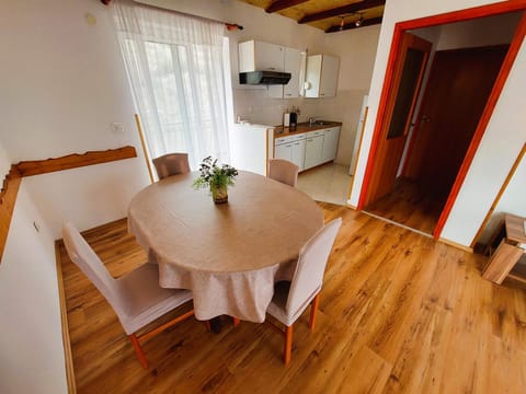 Kitchen or kitchenette, Dining area, pet friendly, stove