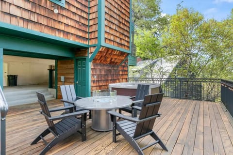 Lake Reflection Point Upscale Lake House 4 Bed and 4.5 Bath House in Lake Arrowhead