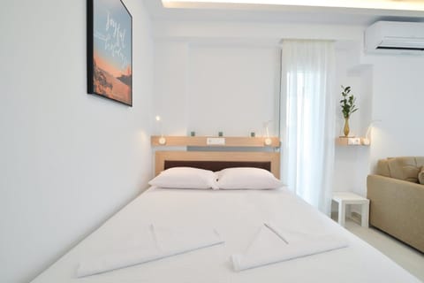 Bed, Living room, Seating area, Bedroom, air conditioner