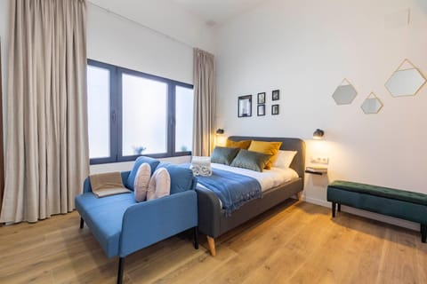 Bed, Photo of the whole room, Bedroom, hair dresser, towels