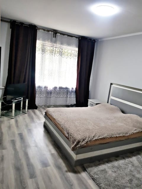 Bed, Photo of the whole room, Seating area, Bedroom