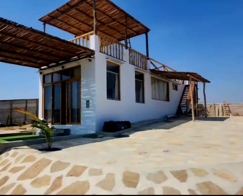 Property building, Patio, Day, Balcony/Terrace