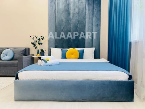 Bed, Living room, Photo of the whole room, Seating area, Bedroom