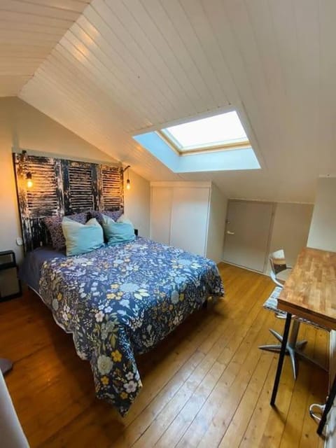 Bed, Seating area, Bedroom, hair dresser