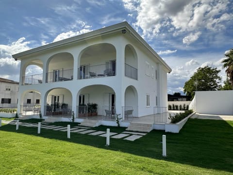 Property building, Patio, Spring, Day, Garden, Garden view