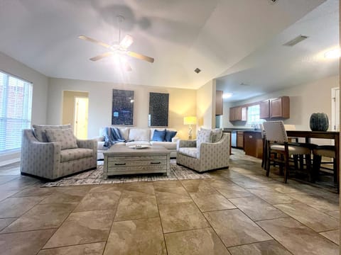 TV and multimedia, Kitchen or kitchenette, Living room, Seating area, Dining area, fireplace