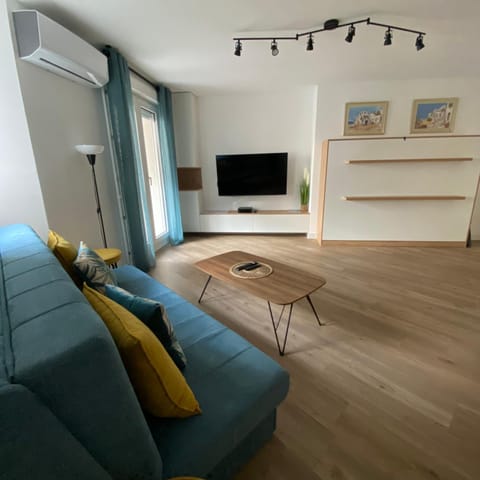 Communal lounge/ TV room, TV and multimedia, Living room, Seating area, air conditioner