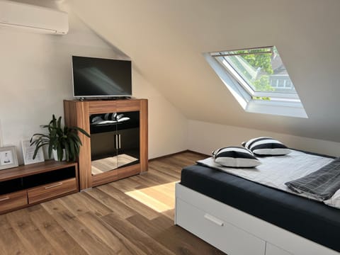 Communal lounge/ TV room, Bed, TV and multimedia, Photo of the whole room, Evening entertainment, Bedroom