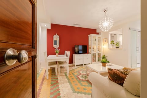 TV and multimedia, Living room, Seating area, Dining area