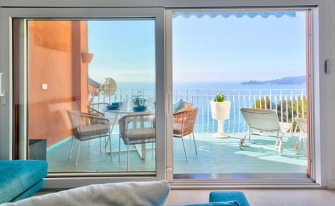 View (from property/room), Balcony/Terrace, Dining area, Sea view