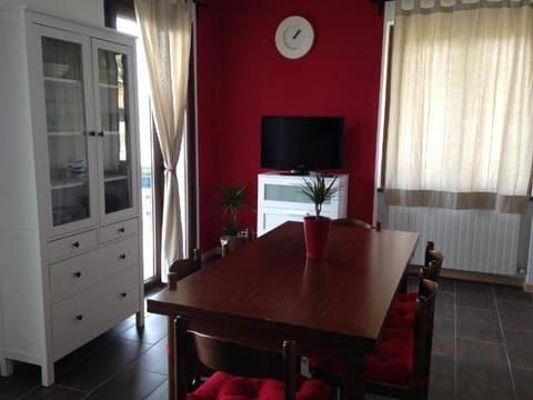 TV and multimedia, Living room, Seating area, Dining area