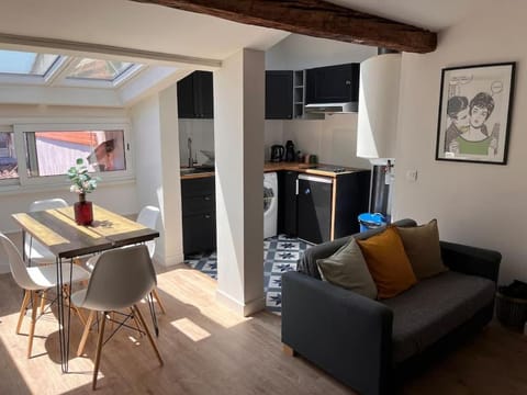 Kitchen or kitchenette, minibar, stove