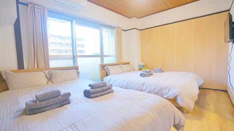 Bed, TV and multimedia, Photo of the whole room, Bedroom, towels