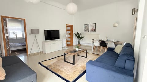 Communal lounge/ TV room, TV and multimedia, Living room, Seating area, Dining area, Evening entertainment