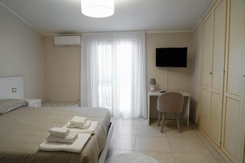 Bed, Photo of the whole room, Seating area, Bedroom, hair dresser