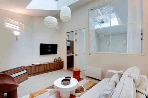 TV and multimedia, Living room, Seating area, air conditioner