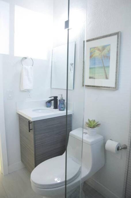 Apt 3 Miami Designer Apartment in the Upper East-Side Apartment in Miami Shores