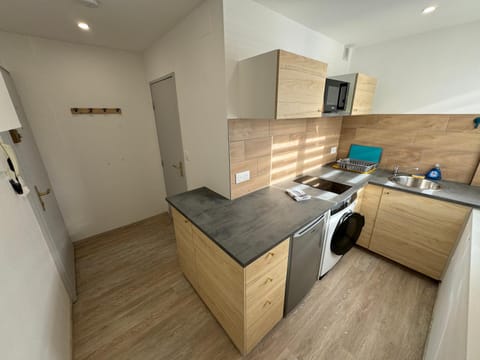 Kitchen or kitchenette, dishwasher, minibar, stove