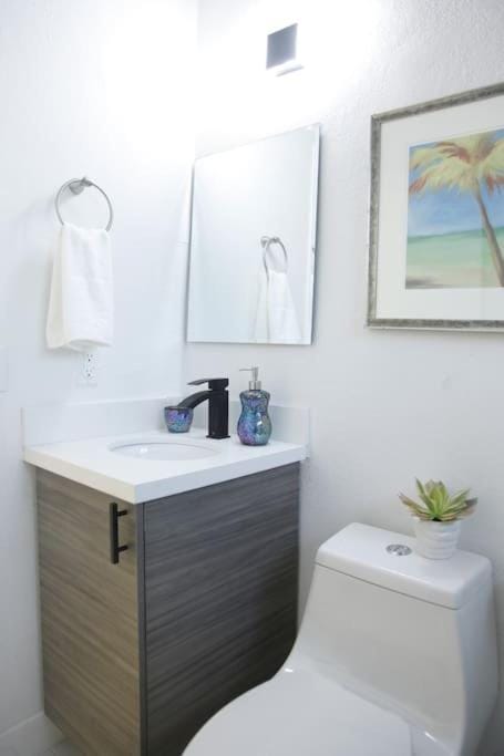 Apt 4 Miami Designer Apartment in the Upper East-Side Apartment in Miami Shores