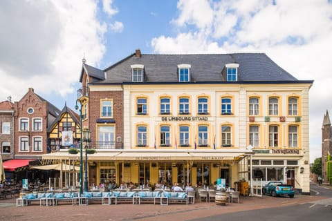 Property building, Restaurant/places to eat, Facade/entrance, Spring, Day, Neighbourhood, Balcony/Terrace, On site, City view, Shopping Area