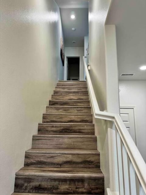 3 Bedroom Townhome with Large Living Area House in Downey
