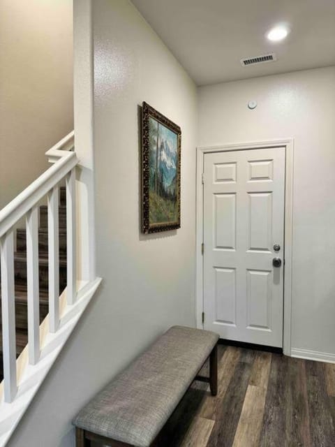 3 Bedroom Townhome with Large Living Area House in Downey