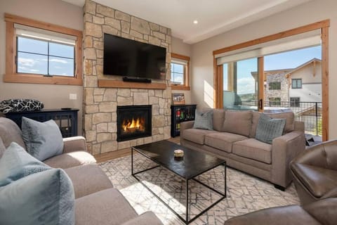 NEW Condo Grand Park W/Hot Tub & Mountain View Apartment in Fraser