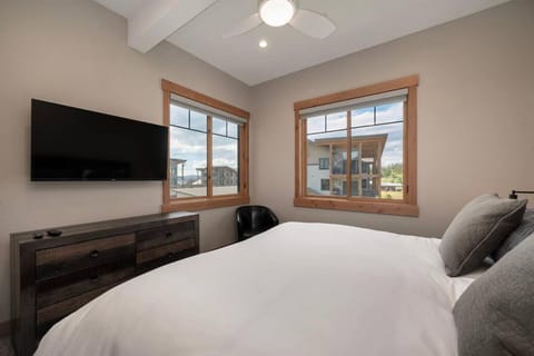 NEW Condo Grand Park W/Hot Tub & Mountain View Apartment in Fraser