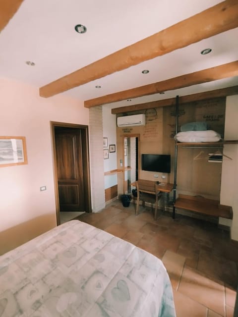 Bed, TV and multimedia, Photo of the whole room, Bedroom