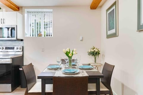 Kitchen or kitchenette, Dining area, stove