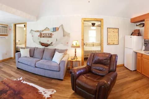 Lakeside Retreat - Romantic Cabin - Resort Pool, Dock, Fire Pit! Cabin in Ozark Mountains