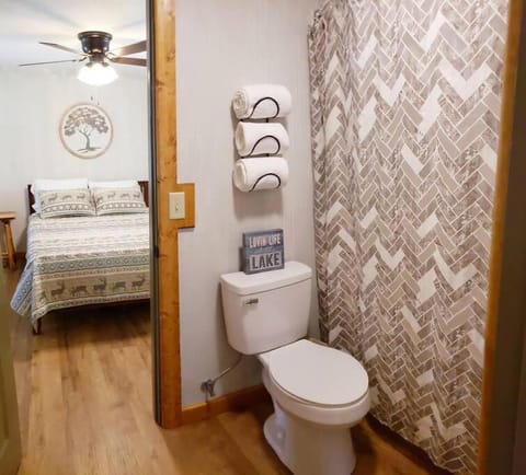 Lakeside Retreat - Romantic Cabin - Resort Pool, Dock, Fire Pit! Cabin in Ozark Mountains