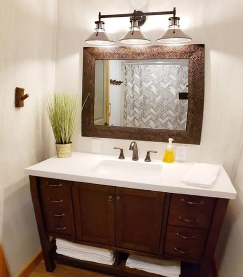 Lakeside Retreat - Romantic Cabin - Resort Pool, Dock, Fire Pit! Cabin in Ozark Mountains