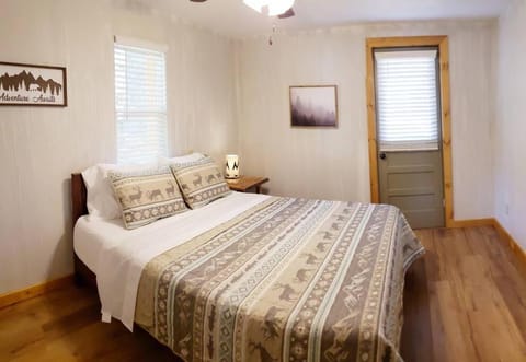 Lakeside Retreat - Romantic Cabin - Resort Pool, Dock, Fire Pit! Cabin in Ozark Mountains