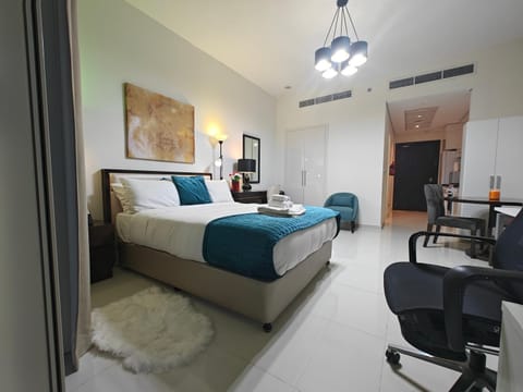Bed, Seating area, Bedroom