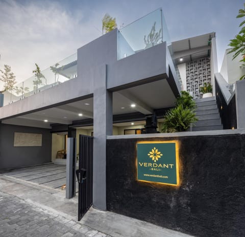 Property building, Day, Property logo or sign, Street view