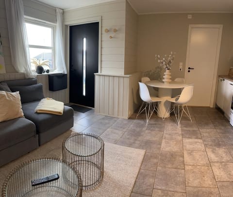 Koselig leilighet nær bussholdeplass og natur. Apartment in Tromso