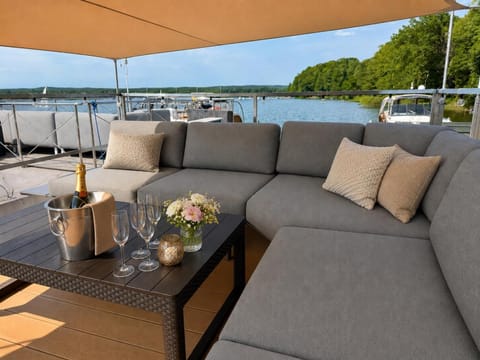 View (from property/room), Balcony/Terrace, Seating area, Lake view