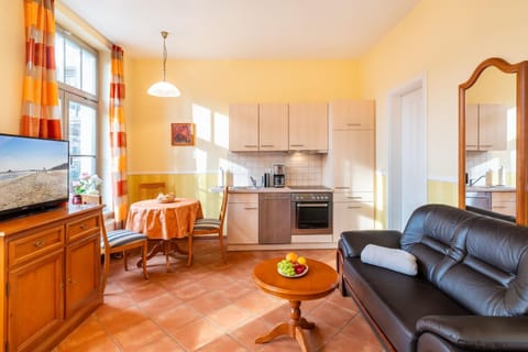TV and multimedia, Kitchen or kitchenette, Living room, Seating area, Dining area, oven, stove