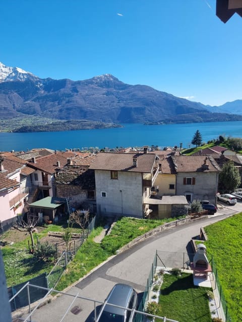Nearby landmark, Neighbourhood, Natural landscape, City view, Location, Parking
