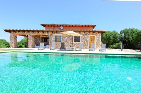 Property building, Day, Pool view, Swimming pool, sunbed